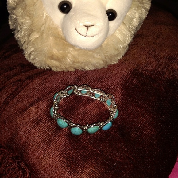 ⭐SOLD⭐Teardrop (faux) Turquiose bracelet√NWOT - Picture 2 of 3